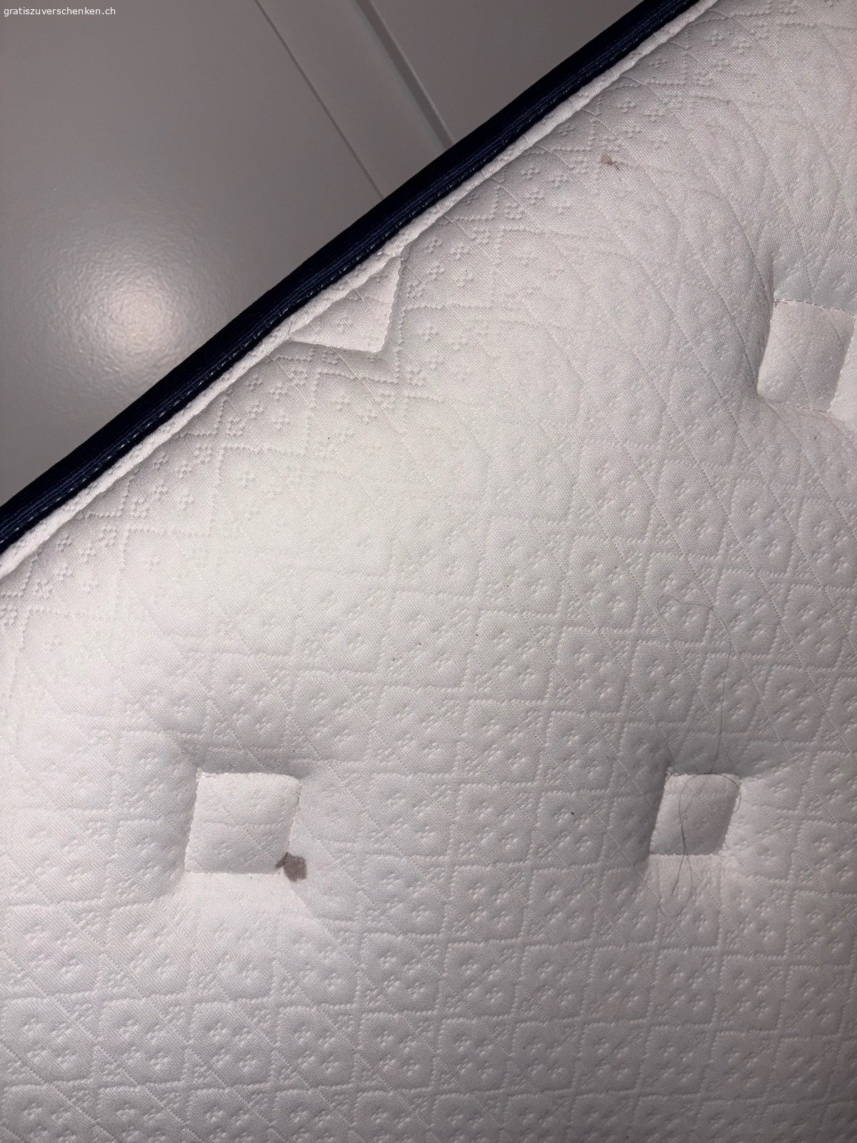 Federkernmatratze 140x200 evtl auch mit Bettgestell. Die Matratze wurde mit einer Wasserdichten Überzug genutzt und ist somit in einem guten Zustand und nicht durchgelegen. Rauchund Tierfreiem sauberen Haushalt. 

Einzig zwei kleine Kaffee oder Ovoflecken an einer Seite.
Das Bettgestell kann ebenfalls mitgenommen werden. Einfacher Aufbau.