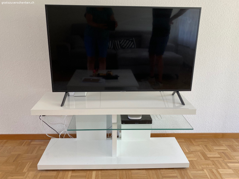 Fernsehmöbel und Fernseher