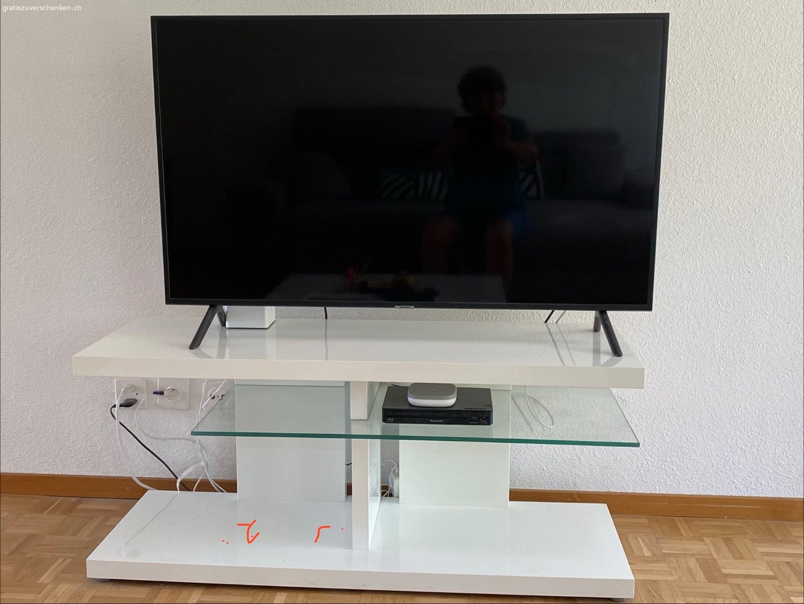 Fernsehmöbel und Fernseher. Wegen "Haushaltzusammenlegung" verschenken wir dieses Fernsehmöbel und den Fernseher.
TV funktioniert einwandfrei. Das Möbel hat einen kleinen Schaden. 
(siehe Bild)