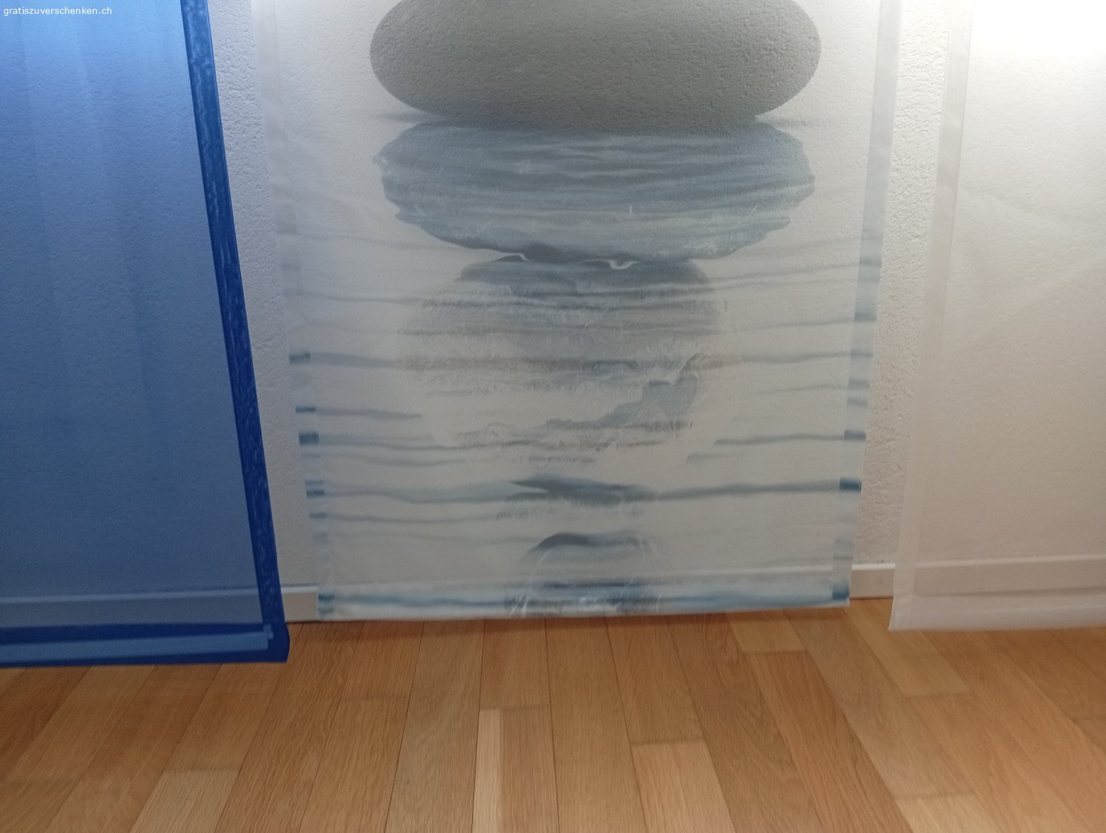Flächenvorhänge mit Aufhängsystem. Diverse Flächenvorhänge mit Aufhängsystem HONGKONG 3 von micasa.
Breite der Stoffbahnen 60 cm, Höhe ca. 240 cm
Weiss und blau aus Polyester-Tüll.
Weiss, Himbeer und Gelb = Reines Leinen.
Auch einzel erhältlich, bitte anfragen.