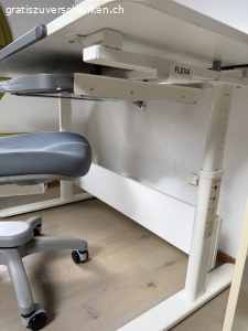 FLEXA Kinderschreibtisch mit Bürostuhl - gratis abzugeben