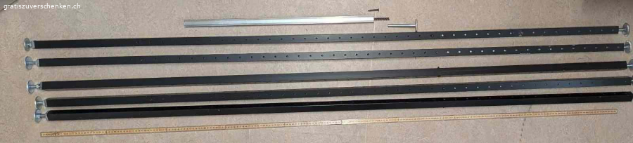 flexibles Stangen-Gestell mit vielen Tablaren