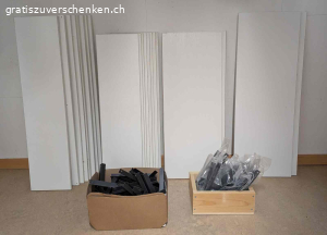 flexibles Stangen-Gestell mit vielen Tablaren. 5x2m hohe Stangen, Tablare in verschiedenen Breiten und Längen und die entsprechenden Befestigungswinkel.