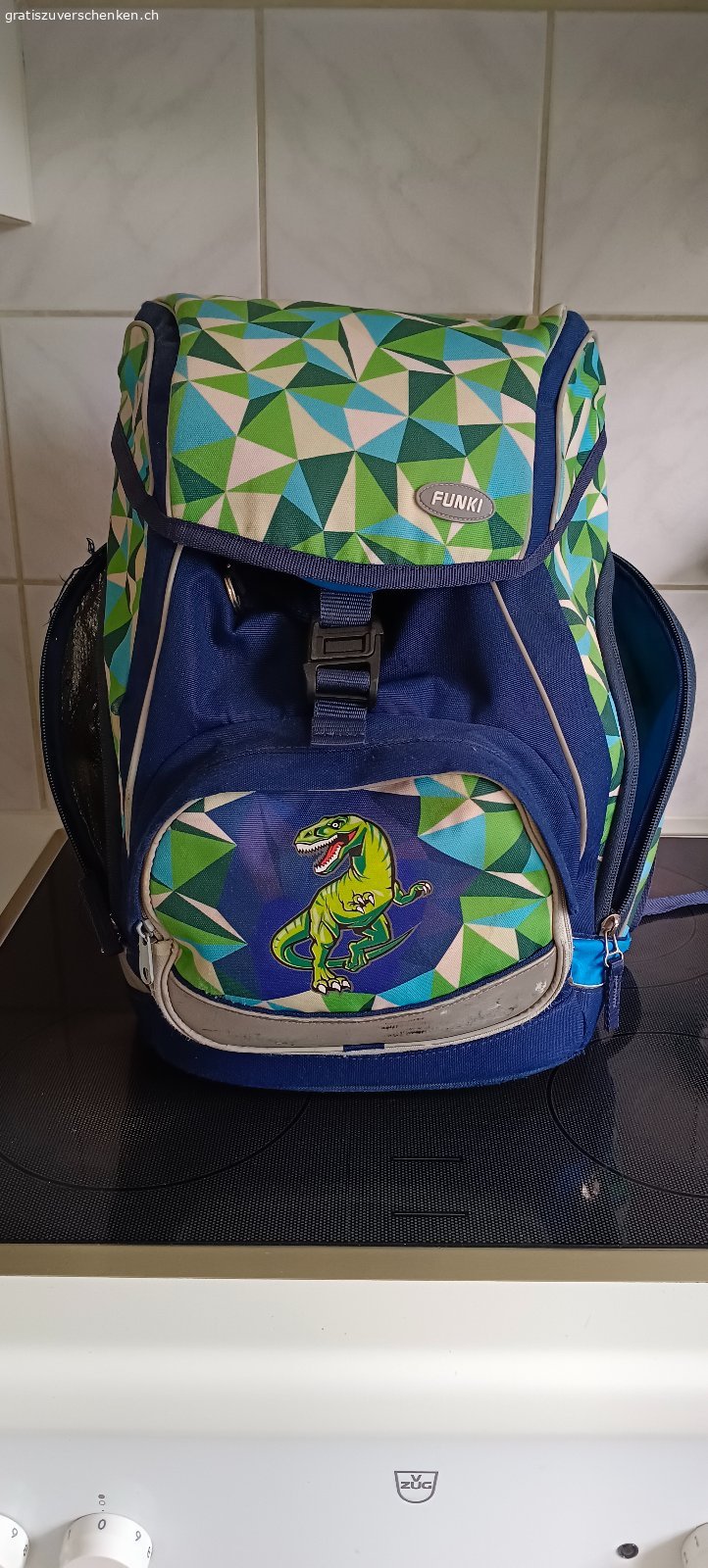 Funki Schulrucksack. Innenfach unterteilt.
Aussentaschen links und rechts, eine davon isoliert z.B. für Getränke.
Gute Rückenpolsterung➡️ Anpassung an den Rücken gem. Körpergrösse möglich.
Hat Gebrausspuren an den Reflektoren, siehe Bild.

Könnte auch als Kinderwander-Rucksack o.ä. verwendet werden.