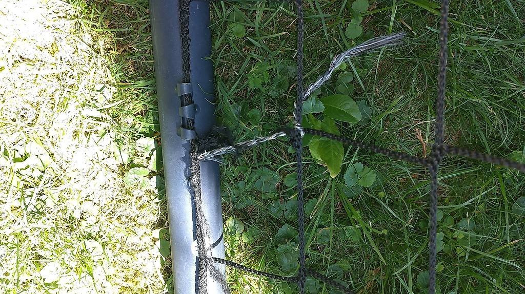 Fussballtor. 4 Saisons genutzt. Ist noch bis auf eine kleine Stelle im Fangnetzt (geflickt) in Ordnung ausser den typischen Nutzungsspuren die es halt draussen gibt. Wurde jeweils über den Winter versorgt. Es sollte also noch einige Saisons halten. Nur Abholung. Masse: Höhe: 2m Breite: 3m.