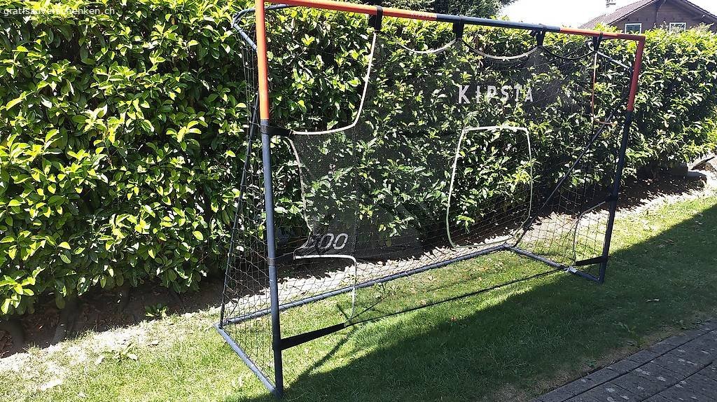 Fussballtor. 4 Saisons genutzt. Ist noch bis auf eine kleine Stelle im Fangnetzt (geflickt) in Ordnung ausser den typischen Nutzungsspuren die es halt draussen gibt. Wurde jeweils über den Winter versorgt. Es sollte also noch einige Saisons halten. Nur Abholung. Masse: Höhe: 2m Breite: 3m.