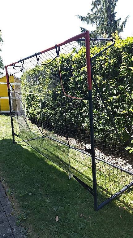 Fussballtor. 4 Saisons genutzt. Ist noch bis auf eine kleine Stelle im Fangnetzt (geflickt) in Ordnung ausser den typischen Nutzungsspuren die es halt draussen gibt. Wurde jeweils über den Winter versorgt. Es sollte also noch einige Saisons halten. Nur Abholung. Masse: Höhe: 2m Breite: 3m.