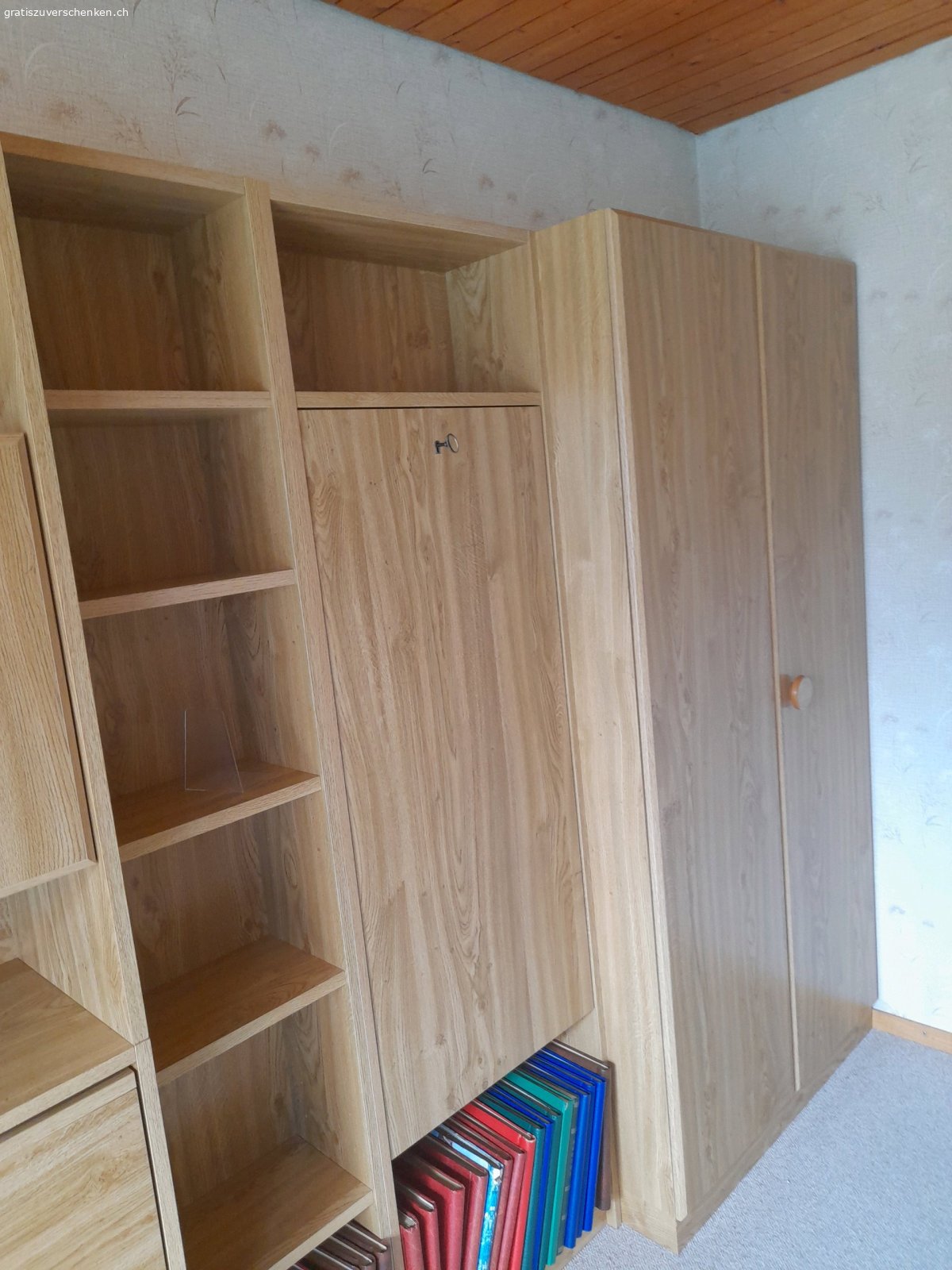 Gästezimmer mit Schrankbett. das Gästezimmer ist sehr gepflegt und wurde nur selten für die Grosskinder benutzt. 
es ist jederzeit abholbar. allfällig auch nur Einzelteile davon, falls sich niemand fürs ganze interessiert. Es steht in einem.Vorort von Basel. Nichtraucherhaushalt ohne Tiere
Die Strasse in der Ortsangabe ist falsch. das System macht leider was es will!