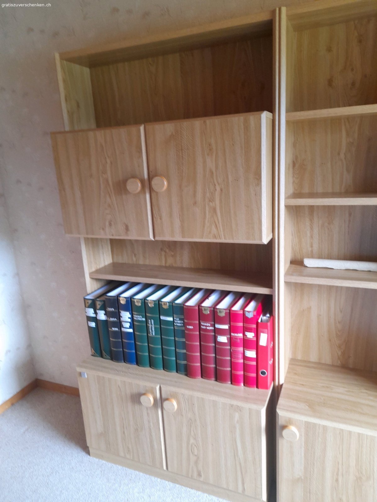 Gästezimmer Möbel. ein komplettes Gästezimmer kann so rasch wie möglich abgeholt werden.
Wohnwand plus Schrankbett mit Nachttischlämpli, einklappbarem Tisch, plus Schreibtischstuhl. falls sich niemand fürs Ganze meldet, geben wir es auch einzeln weiter. selten gebraucht und gepflegt. Rauch- und Tierfreier Haushalt