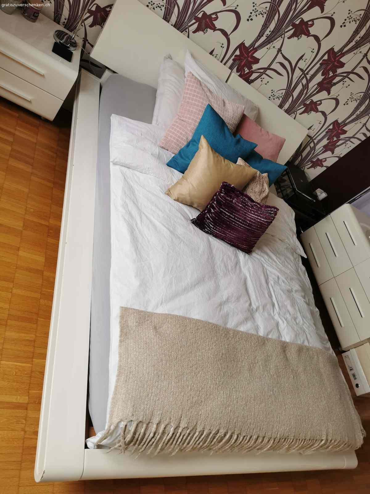 Doppelbett 140x200cm. 15-jähriges Doppelbett in weiss, hochglanz mit Lattenrost und Matratze 140x200 cm

Der Zustand ist gut für das Alter.  Nichtraucher-Haushalt. Demontage und Abholung in eigener Regie bis spätestens 19.04.2026 und nach Vereinbarung.