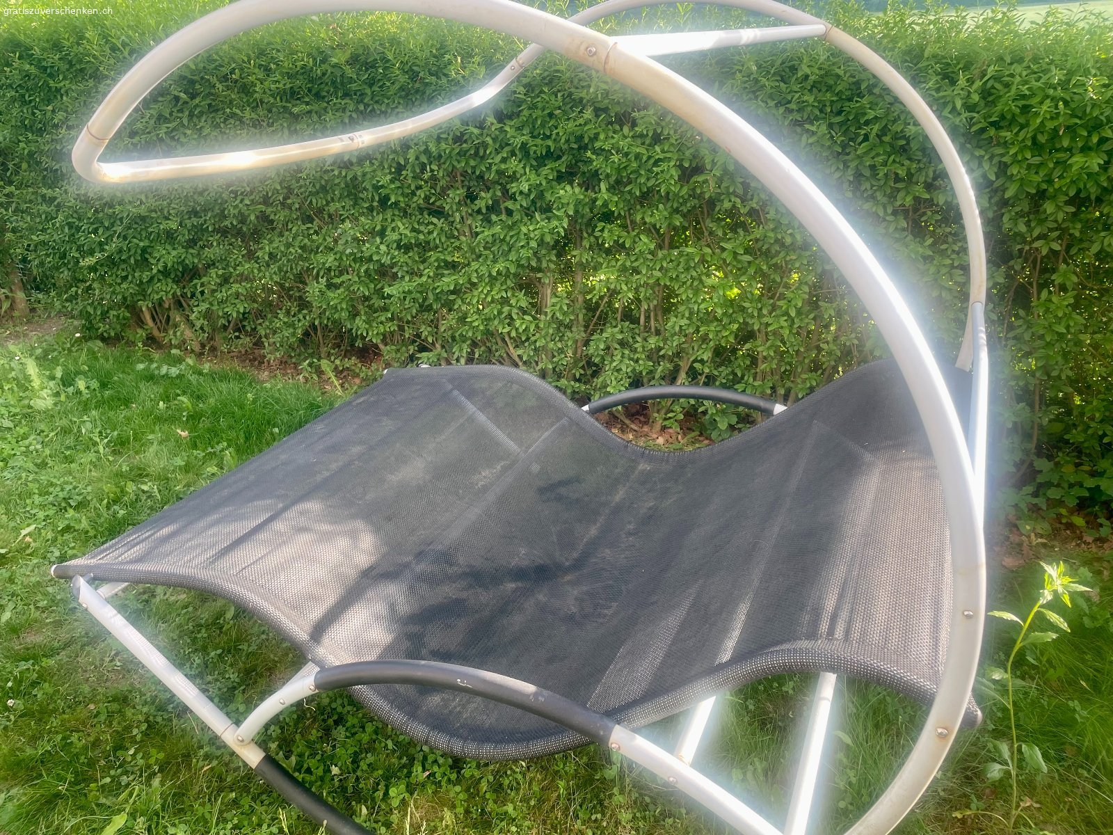 Garten-Liegeschaukel XL. Diese gebrauchte XL Gartenliege ist wie ein grosser Liegestuhl für 2-3 erwachsene Personen und gleichzeitig eine Schaukel. Das Dach wurde demontiert, da es nicht mehr schön aussah. Wir haben einfach ein grosses Tuch darüber gelegt als Schutz vor der Sonne. Die Liege ist an einigen Stellen etwas rostig (siehe Bild) , aber sonst in einwandfreiem Zustand. Es würde uns freuen, wenn sie weiterziehen kann und jemand anderem Freude bereitet.

Darf in Mellingen AG abgeholt werden.