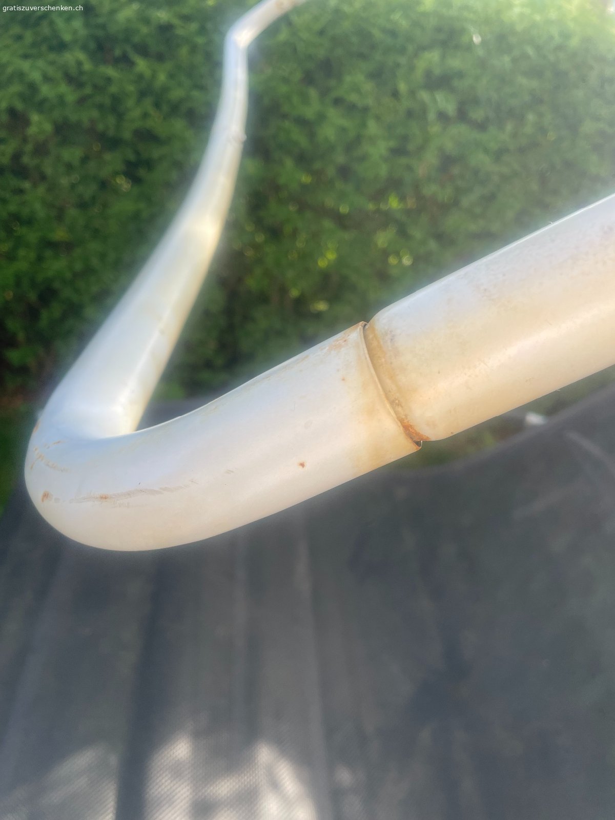Garten-Liegeschaukel XL. Diese gebrauchte XL Gartenliege ist wie ein grosser Liegestuhl für 2-3 erwachsene Personen und gleichzeitig eine Schaukel. Das Dach wurde demontiert, da es nicht mehr schön aussah. Wir haben einfach ein grosses Tuch darüber gelegt als Schutz vor der Sonne. Die Liege ist an einigen Stellen etwas rostig (siehe Bild) , aber sonst in einwandfreiem Zustand. Es würde uns freuen, wenn sie weiterziehen kann und jemand anderem Freude bereitet.

Darf in Mellingen AG abgeholt werden.