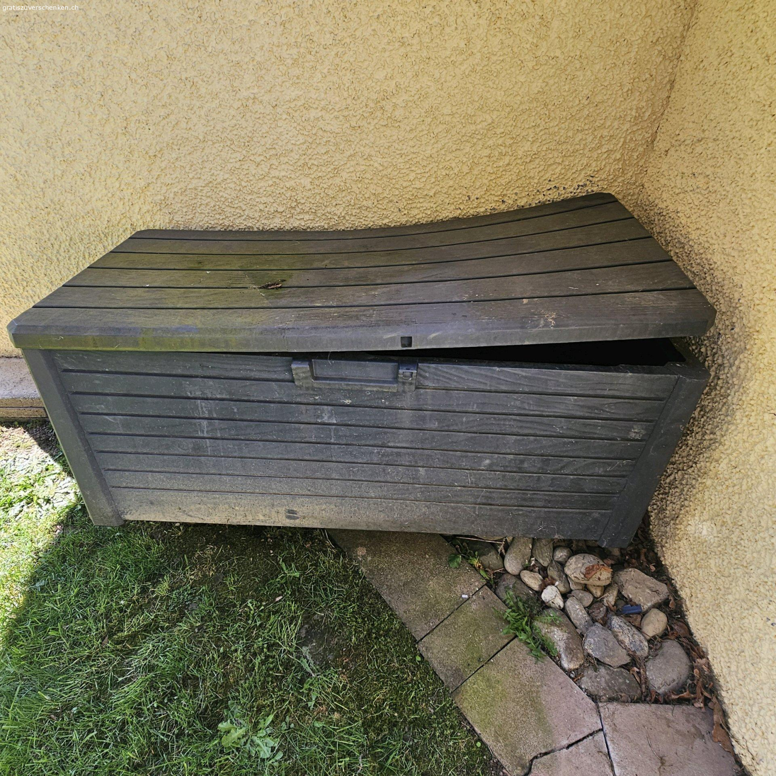 Gartenbox XXL. Gartenbox XXL 
(Deckel verzogen, darum schliesst hinten nicht ganz. Ansonsten tip top)
Höhe 70 cm
Länge 145 cm
Tiefe 70 cm