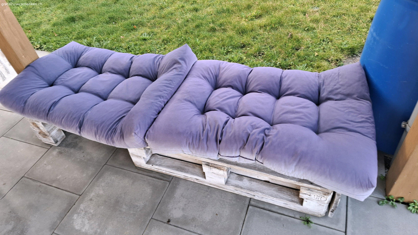 Gartenlounge Paletten Lounge. 2× Gartenlounge weiss lasiert inklusive blaue Palettenkissen (du kannst natürlich auch nur die Paletten sitz Lounge mitnehmen, ohne die Kissen, ganz wie du willst;)

1 Paletten Lounge mitnehmen oder beide, wie du willst..