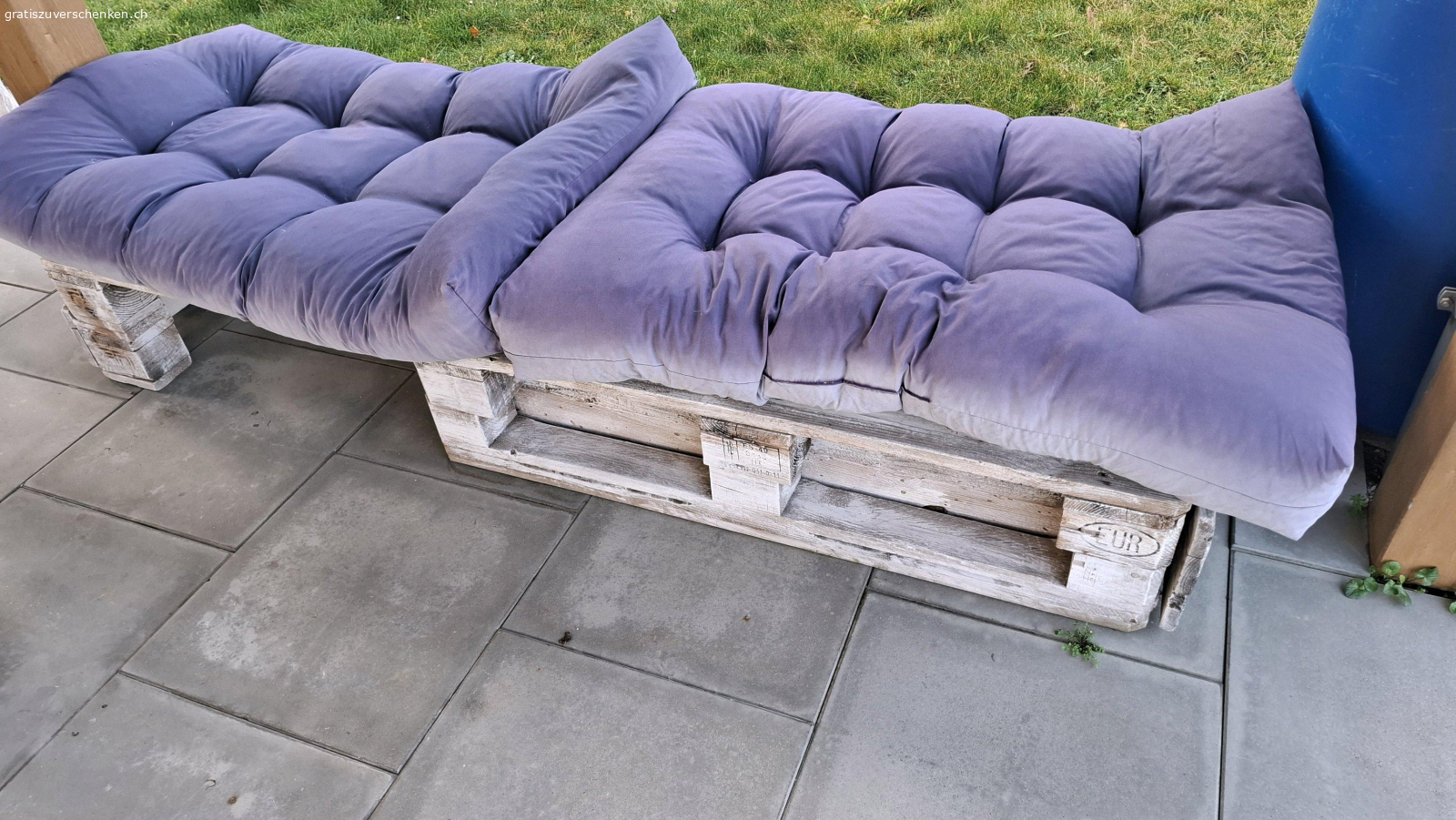 Gartenlounge Paletten Lounge. 2× Gartenlounge weiss lasiert inklusive blaue Palettenkissen (du kannst natürlich auch nur die Paletten sitz Lounge mitnehmen, ohne die Kissen, ganz wie du willst;)

1 Paletten Lounge mitnehmen oder beide, wie du willst..
