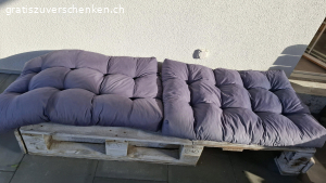 Gartenlounge Paletten Lounge. 2× Gartenlounge weiss lasiert inklusive blaue Palettenkissen (du kannst natürlich auch nur die Paletten sitz Lounge mitnehmen, ohne die Kissen, ganz wie du willst;)

1 Paletten Lounge mitnehmen oder beide, wie du willst..