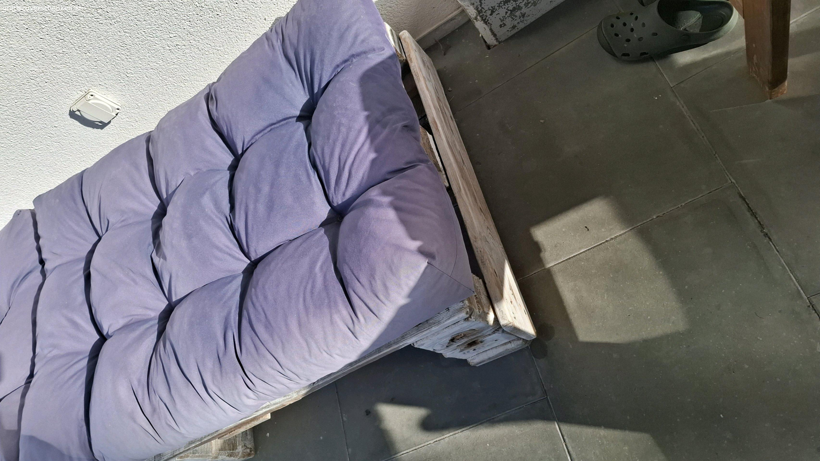 Gartenlounge Paletten Lounge. 2× Gartenlounge weiss lasiert inklusive blaue Palettenkissen (du kannst natürlich auch nur die Paletten sitz Lounge mitnehmen, ohne die Kissen, ganz wie du willst;)

1 Paletten Lounge mitnehmen oder beide, wie du willst..