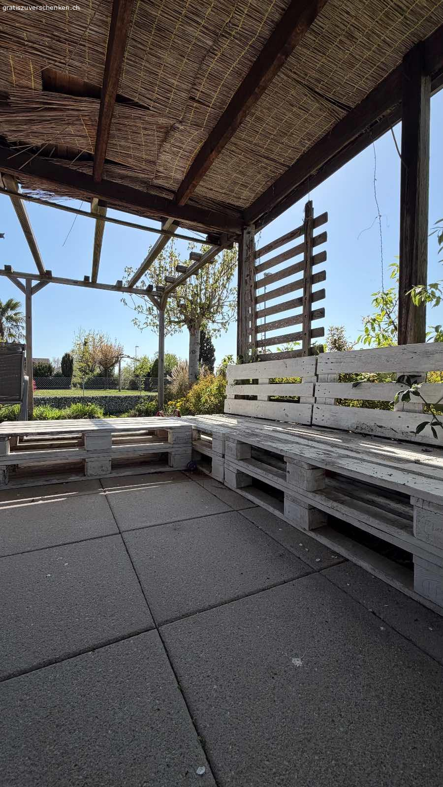 Gartenlounge. Gartenlounge aus Palleten. Muss neu gestrichen werden, sonst einwandfrei. Einigen Kissen hat es auch noch.