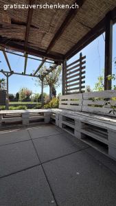 Gartenlounge. Gartenlounge aus Palleten. Muss neu gestrichen werden, sonst einwandfrei. Einigen Kissen hat es auch noch.