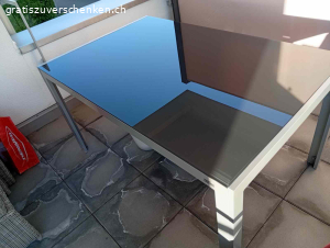 Gartenmöbel_set. Glastisch dunkelgrau für Balkon oder Sitzplatz. Gestell Aluminium.
Grösse Oberfläche: 145cm x 92cm Tischhöhe: 74 cm
Dazu 3 Hochlehner-Stühle (Farbe taupe) verstellbar, mit roten Polsterauflagen.
Alles in sehr gutem Zustand. Abzuholen in Benken SG.