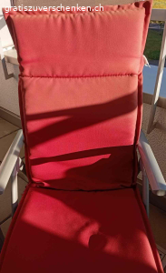 Gartenmöbel_set. Glastisch dunkelgrau für Balkon oder Sitzplatz. Gestell Aluminium.
Grösse Oberfläche: 145cm x 92cm Tischhöhe: 74 cm
Dazu 3 Hochlehner-Stühle (Farbe taupe) verstellbar, mit roten Polsterauflagen.
Alles in sehr gutem Zustand. Abzuholen in Benken SG.