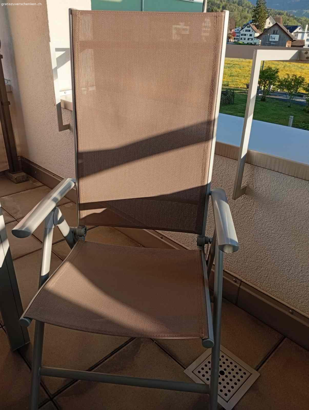 Gartenmöbel_set. Glastisch dunkelgrau für Balkon oder Sitzplatz. Gestell Aluminium.
Grösse Oberfläche: 145cm x 92cm Tischhöhe: 74 cm
Dazu 3 Hochlehner-Stühle (Farbe taupe) verstellbar, mit roten Polsterauflagen.
Alles in sehr gutem Zustand. Abzuholen in Benken SG.