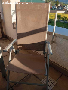 Gartenmöbel_set. Glastisch dunkelgrau für Balkon oder Sitzplatz. Gestell Aluminium.
Grösse Oberfläche: 145cm x 92cm Tischhöhe: 74 cm
Dazu 3 Hochlehner-Stühle (Farbe taupe) verstellbar, mit roten Polsterauflagen.
Alles in sehr gutem Zustand. Abzuholen in Benken SG.