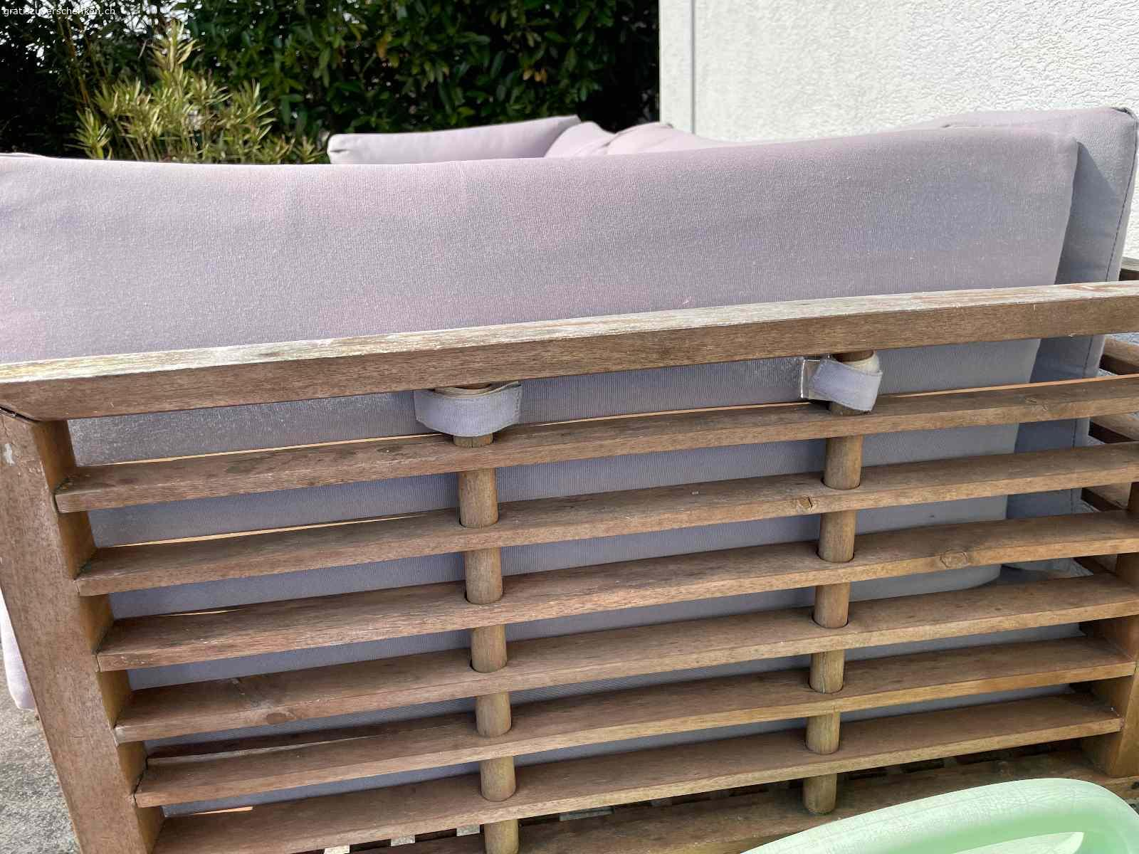 Gartensofa. Masse: 2.25 m breit, 77 cm tief, 65 cm hoch. Das Sofa ist grosszügig und bequem. Das Gestell ist aus Holz und Metall (Holz etwas verwittert). Die Kissen wurden bei Nichtgebrauch im Inneren aufbewahrt. Die Bezüge sind abnehmbar (z.B. zum waschen). Muss in Nussbaumen abgeholt werden