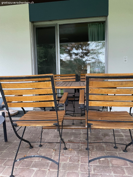 Gartentisch und Stühle