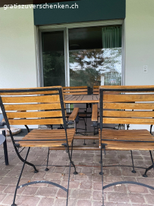 Gartentisch und Stühle