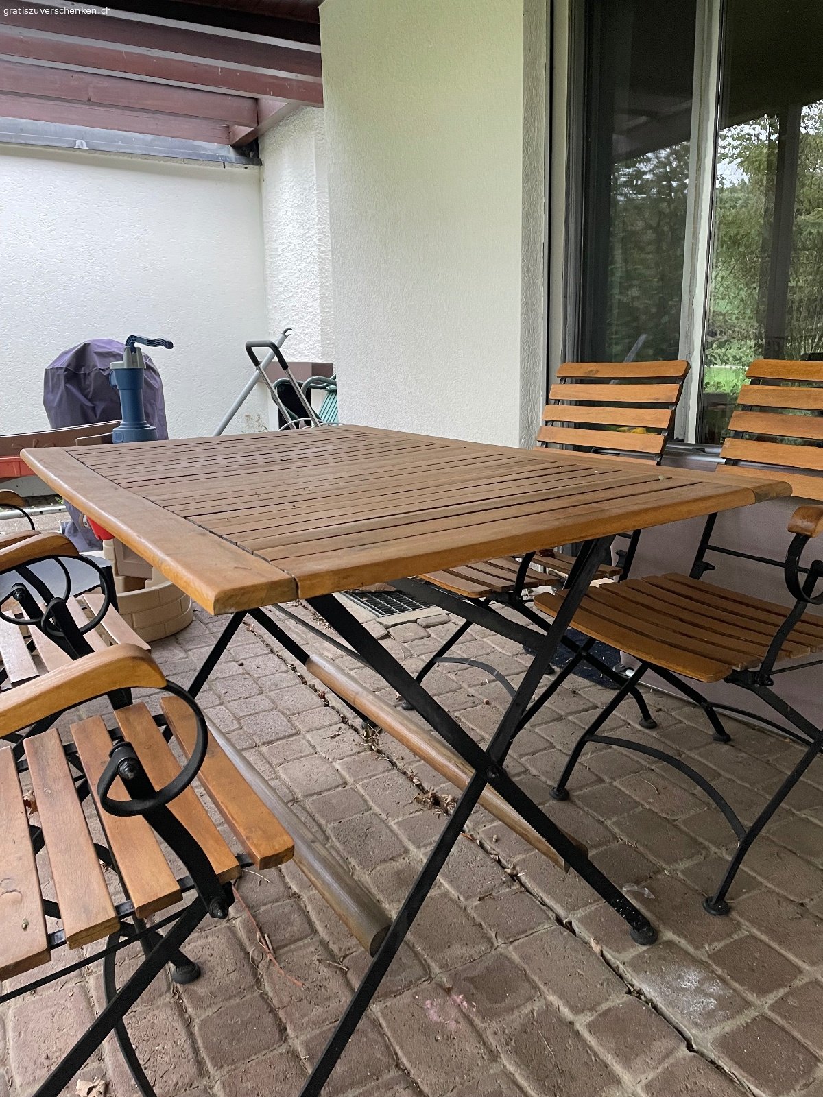 Gartentisch und Stühle. Bei einem der 4 Stühle ist eine Holzlatte gebrochen (siehe Fotos)
