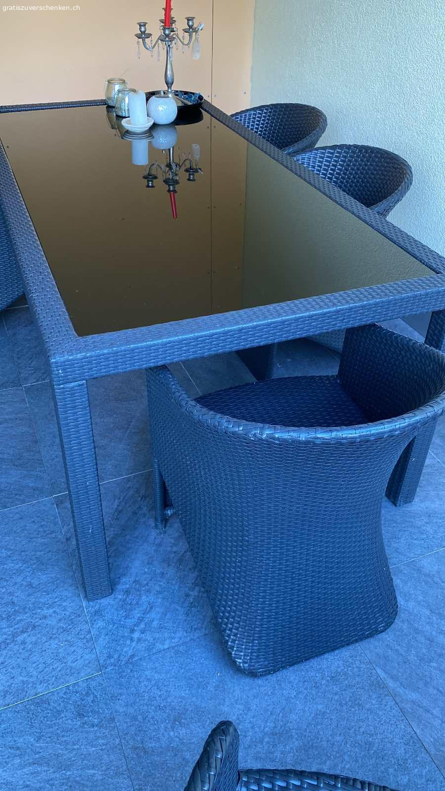 Gartentisch. Rattantisch mit 6 Stühlen zum verschenken, 
200cm  100cm 
Glas Tisch gebraucht aber sehr gut Zustand