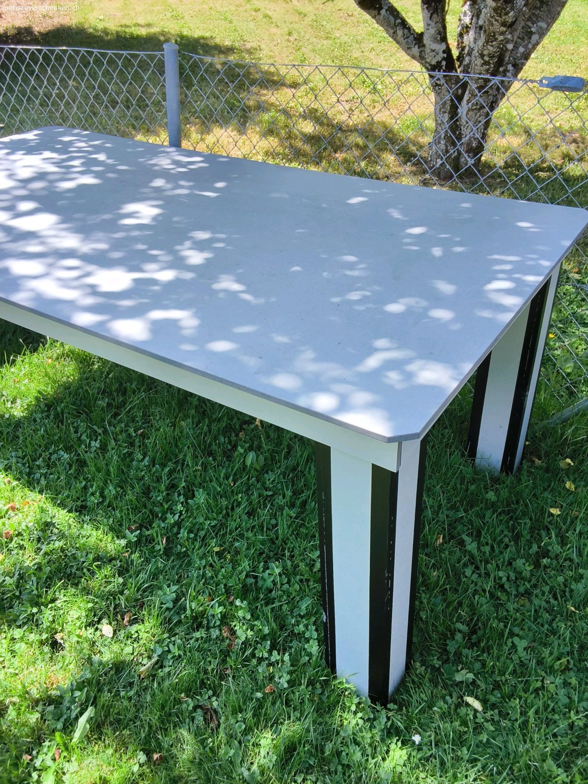 Gartentisch. 195 x 100 x 76 cm

Vom Vorbesitzer selbst gebaut, hat der Tisch uns jetzt viele Jahre einen guten Dienst geleistet und darf jetzt weiterziehen. Normale Gebrauchsspuren.

Nur an Selbstabholer.