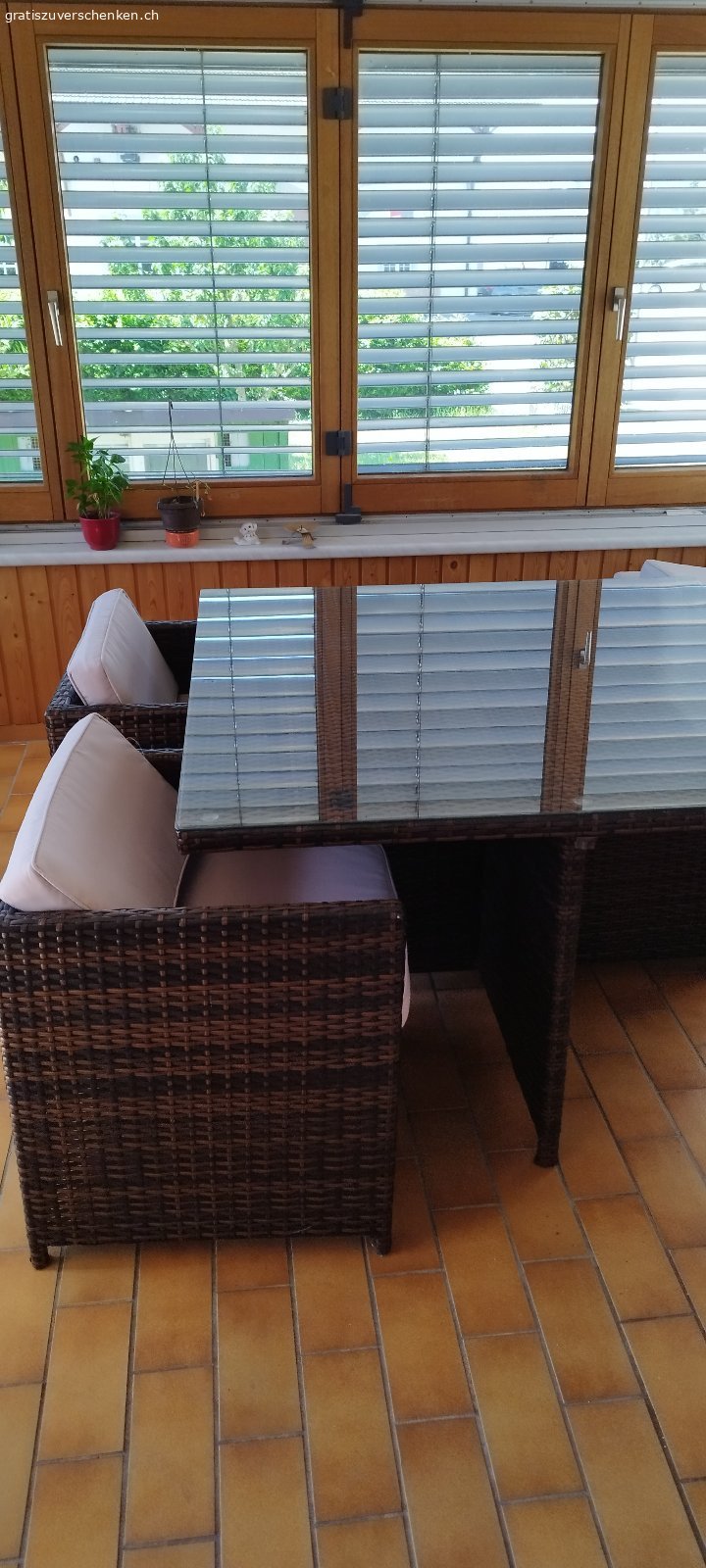 Gartentisch. L/B 120 cm
Rattan Imitat gebraucht