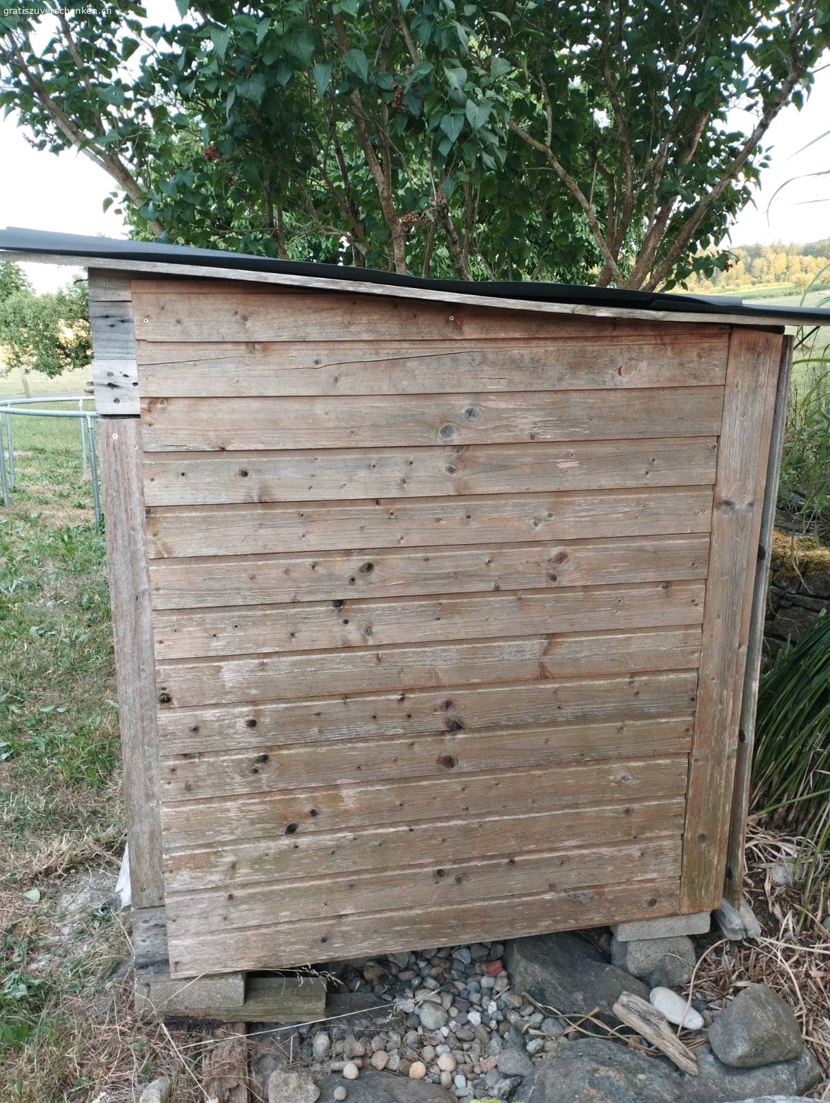 Gartenunterstand. Gartenunterstand gratis abzugeben, muss diese Woche abgeholt werden. Ohne Inhalt, Masse HxLxB 1.2x2x1m