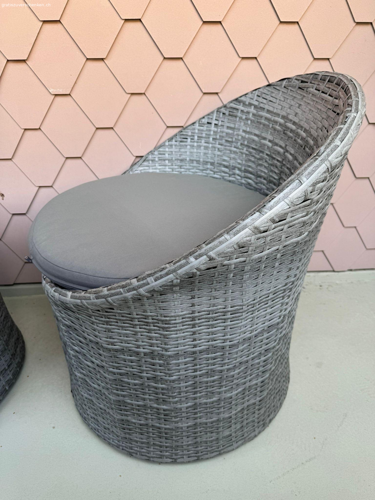 Gebrauchte Lounge zu verschenken. Gebrauchte Lounge zu verschenken.
Es hat leichte Gebrauchspuren. Sonst vernünftig guter Zustand. 

Glasplatte für den Tisch ist inbegriffen und intakt. 
Sitzkissen sind auch inbegriffen.