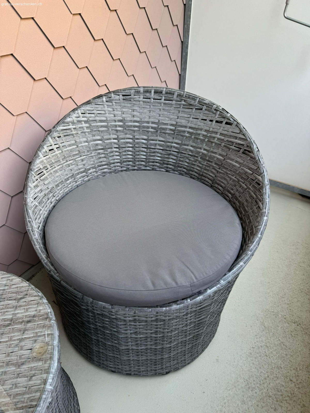 Gebrauchte Lounge zu verschenken. Gebrauchte Lounge zu verschenken.
Es hat leichte Gebrauchspuren. Sonst vernünftig guter Zustand. 

Glasplatte für den Tisch ist inbegriffen und intakt. 
Sitzkissen sind auch inbegriffen.