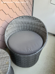 Gebrauchte Lounge zu verschenken. Gebrauchte Lounge zu verschenken.
Es hat leichte Gebrauchspuren. Sonst vernünftig guter Zustand. 

Glasplatte für den Tisch ist inbegriffen und intakt. 
Sitzkissen sind auch inbegriffen.