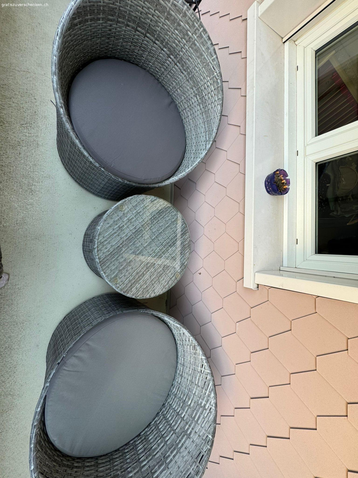 Gebrauchte Lounge zu verschenken. Gebrauchte Lounge zu verschenken.
Es hat leichte Gebrauchspuren. Sonst vernünftig guter Zustand. 

Glasplatte für den Tisch ist inbegriffen und intakt. 
Sitzkissen sind auch inbegriffen.