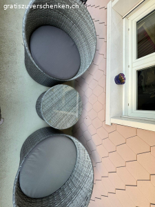 Gebrauchte Lounge zu verschenken. Gebrauchte Lounge zu verschenken.
Es hat leichte Gebrauchspuren. Sonst vernünftig guter Zustand. 

Glasplatte für den Tisch ist inbegriffen und intakt. 
Sitzkissen sind auch inbegriffen.