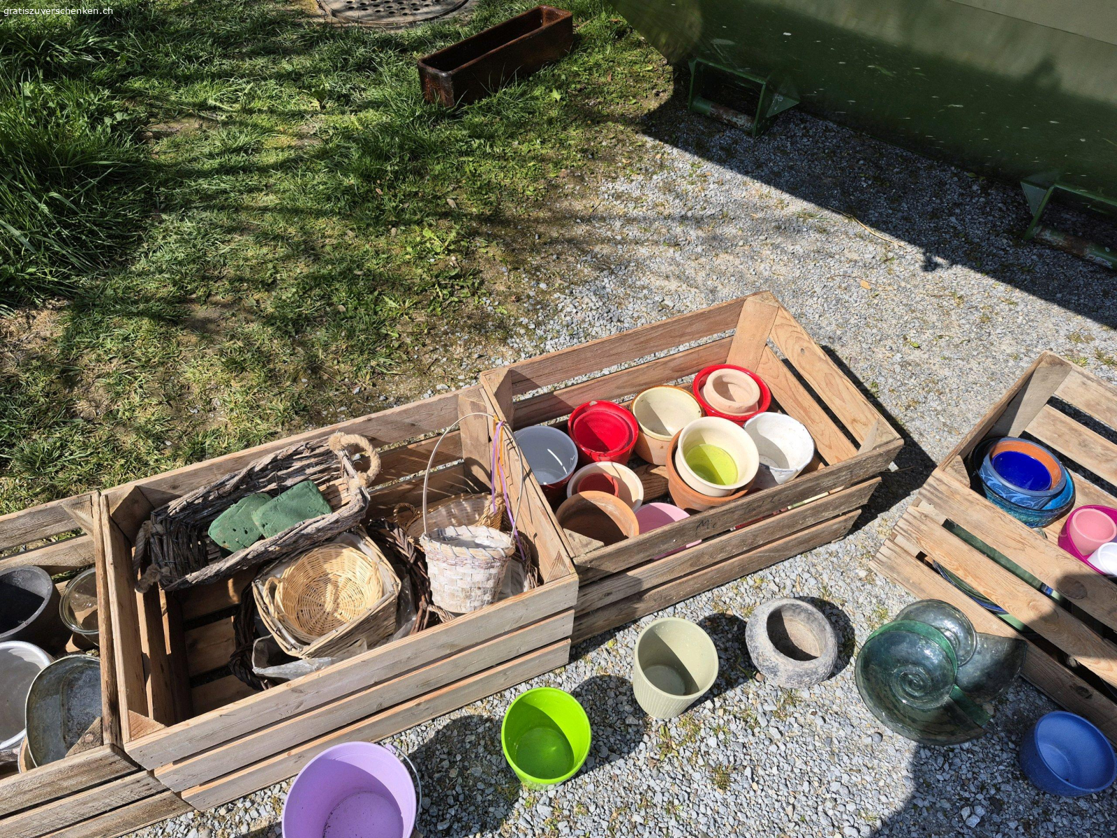Diverses, Gefässe, Töpfe, Körbe. Wegen Umzug verschiedene Sachen, Gefässe und Töpfe. Wird laufend neue Sachen dazu gestellt.Abzuholen an der Silbergruebstrasse 7 in Mönchaltorf. Stehen draussen.Töpfe sind gebraucht und kommen aus dem Keller.