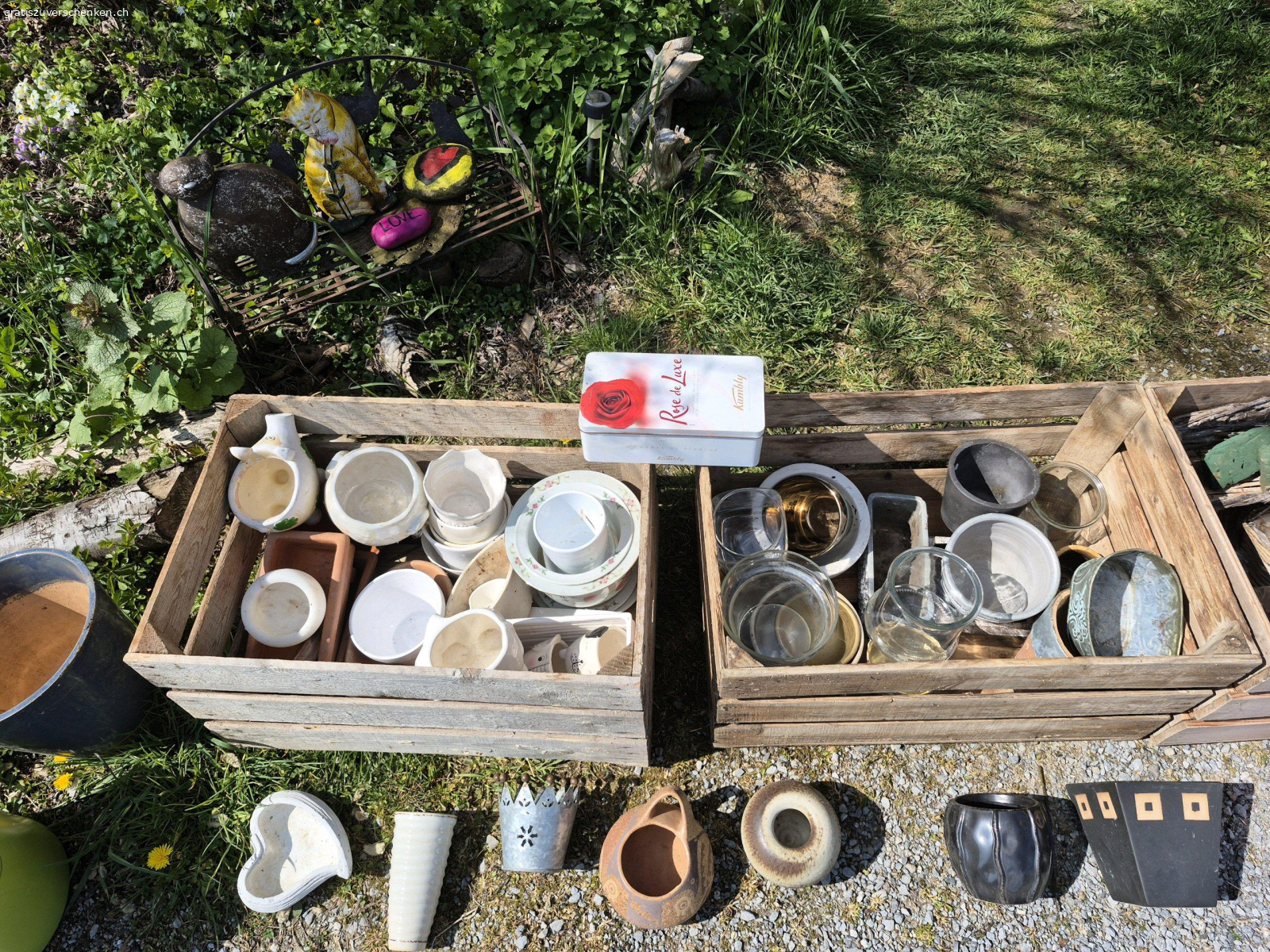 Diverses, Gefässe, Töpfe, Körbe. Wegen Umzug verschiedene Sachen, Gefässe und Töpfe. Wird laufend neue Sachen dazu gestellt.Abzuholen an der Silbergruebstrasse 7 in Mönchaltorf. Stehen draussen.Töpfe sind gebraucht und kommen aus dem Keller.