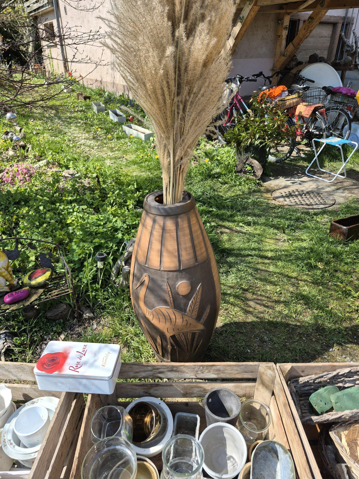 Diverses, Gefässe, Töpfe, Körbe. Wegen Umzug verschiedene Sachen, Gefässe und Töpfe. Wird laufend neue Sachen dazu gestellt.Abzuholen an der Silbergruebstrasse 7 in Mönchaltorf. Stehen draussen.Töpfe sind gebraucht und kommen aus dem Keller.