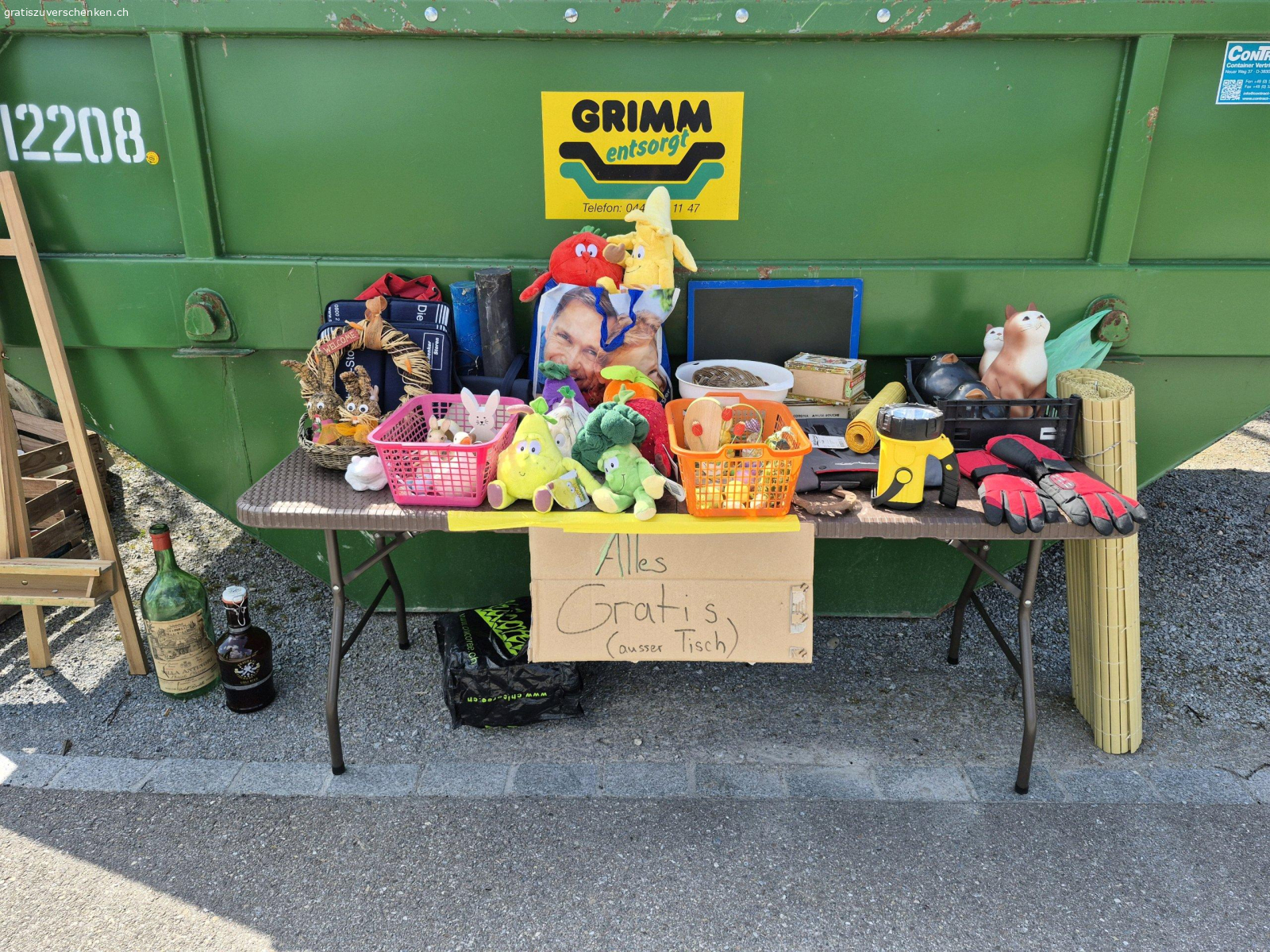 Diverses, Gefässe, Töpfe, Körbe. Wegen Umzug verschiedene Sachen, Gefässe und Töpfe. Wird laufend neue Sachen dazu gestellt.Abzuholen an der Silbergruebstrasse 7 in Mönchaltorf. Stehen draussen.Töpfe sind gebraucht und kommen aus dem Keller.