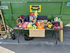 Diverses, Gefässe, Töpfe, Körbe. Wegen Umzug verschiedene Sachen, Gefässe und Töpfe. Wird laufend neue Sachen dazu gestellt.Abzuholen an der Silbergruebstrasse 7 in Mönchaltorf. Stehen draussen.Töpfe sind gebraucht und kommen aus dem Keller.