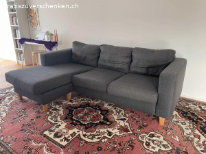 Gemütliches Ecksofa in grau. Graues L-Sofa zu verschenken. Das Sofa ist gebraucht, aber in gutem Zustand. An der Unterseite ist ein kleiner Riss im Holz, der die Stabilität aber nicht mindert. Sofa muss abgeholt werden.