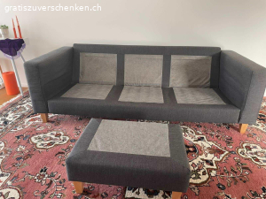 Gemütliches Ecksofa in grau. Graues L-Sofa zu verschenken. Das Sofa ist gebraucht, aber in gutem Zustand. An der Unterseite ist ein kleiner Riss im Holz, der die Stabilität aber nicht mindert. Sofa muss abgeholt werden.