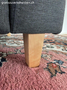 Gemütliches Ecksofa in grau. Graues L-Sofa zu verschenken. Das Sofa ist gebraucht, aber in gutem Zustand. An der Unterseite ist ein kleiner Riss im Holz, der die Stabilität aber nicht mindert. Sofa muss abgeholt werden.