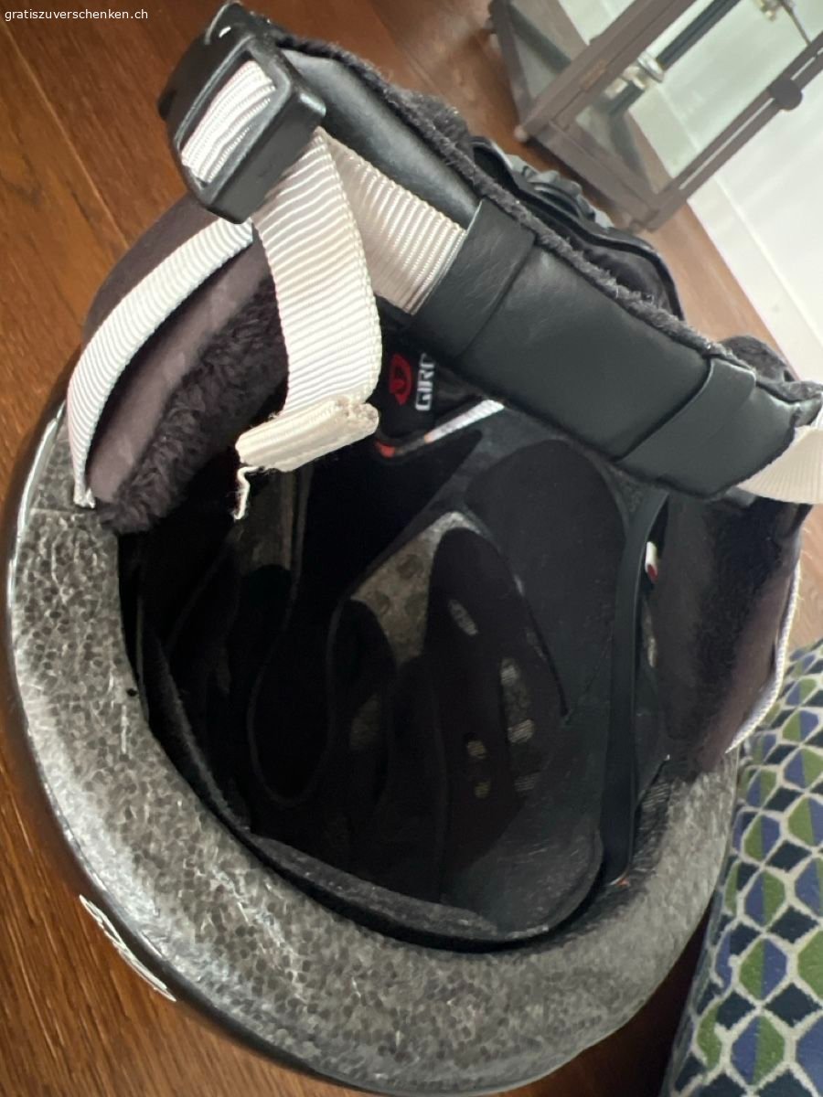 Giro Skihelm S. Einzelne kleine Kratzer, aber noch immer in super Zustand.???❄️