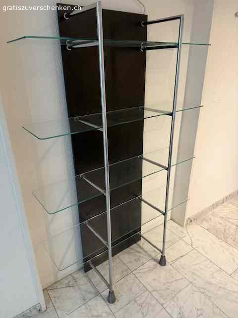 Glasregal mit 5 Tablaren. Freistehendes  Glasregal mit 5 Tablaren, freistehend und solide in tadellosem Zustand

115 cm breit, 190 cm hoch (inkl. Chromstahlbogen oben). Elegantes Möbelstück.